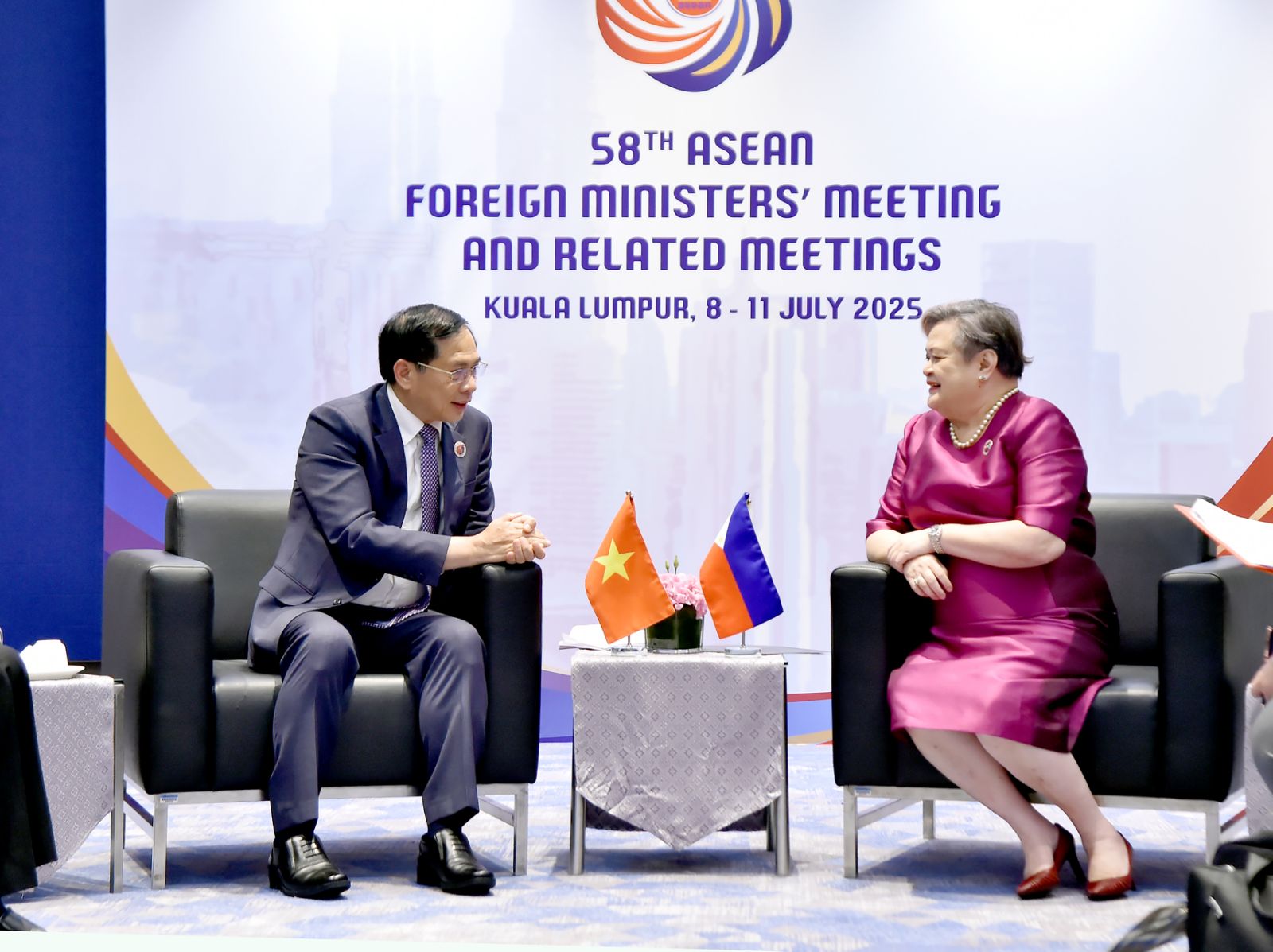 Phó Thủ tướng, Bộ trưởng Bùi Thanh Sơn tiếp Bộ trưởng Ngoại giao Philippines nhân dịp Hội nghị Bộ trưởng Ngoại giao ASEAN lần thứ 58