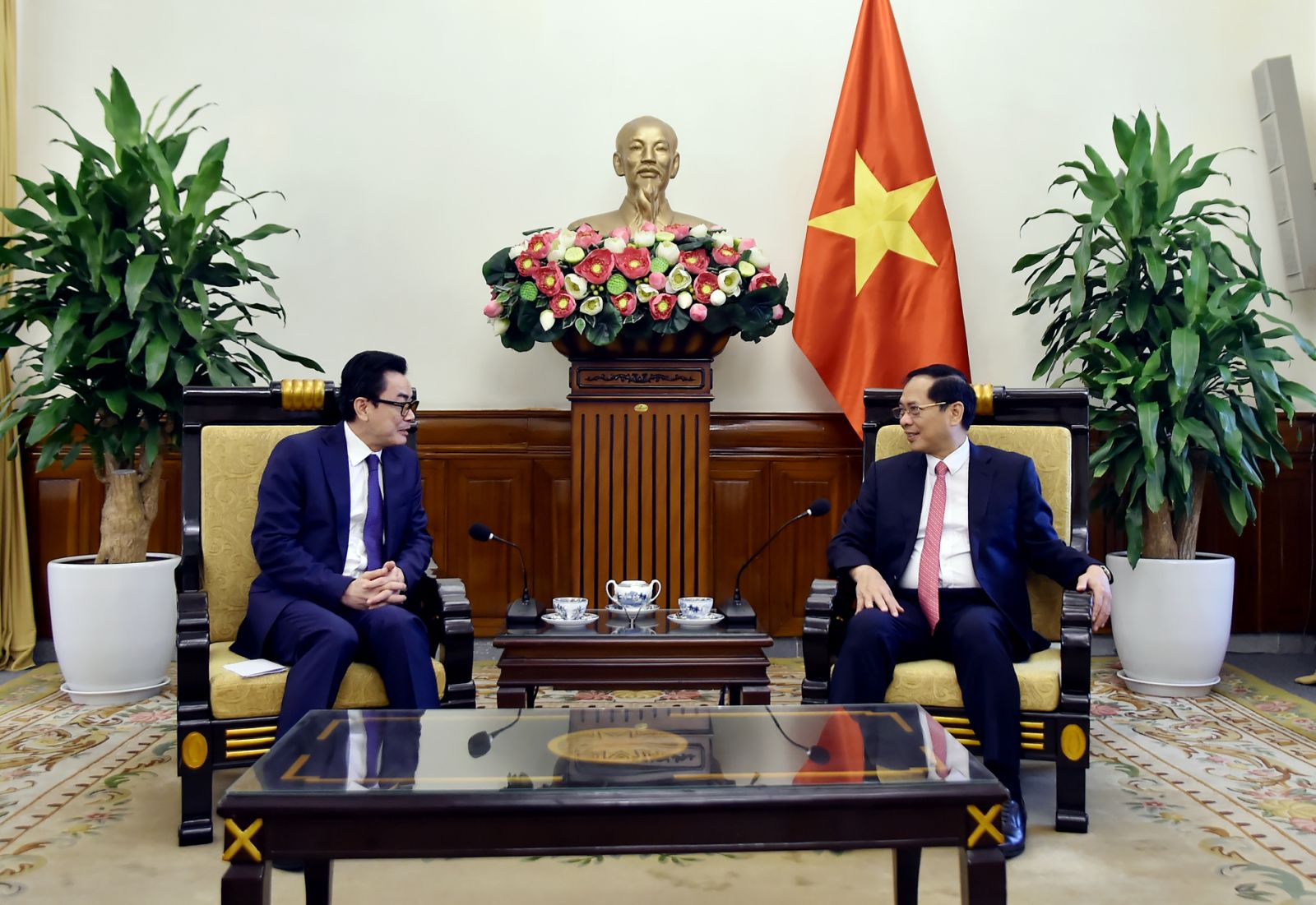 Phó Thủ tướng Chính phủ, Bộ trưởng Ngoại giao Bùi Thanh Sơn tiếp Quốc vụ khanh Bộ Ngoại giao và Hợp tác quốc tế Campuchia